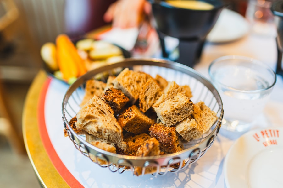 Caquelon de fondue avec panier de cubes de pain