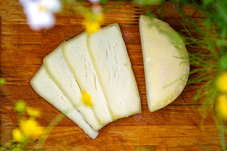 Fromage à raclette tranché sur une planche en bois