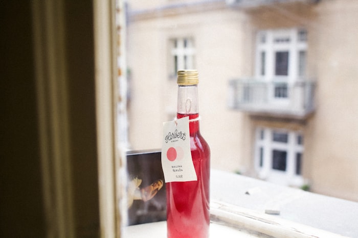 Bouteille de sirop rouge sur fond clair