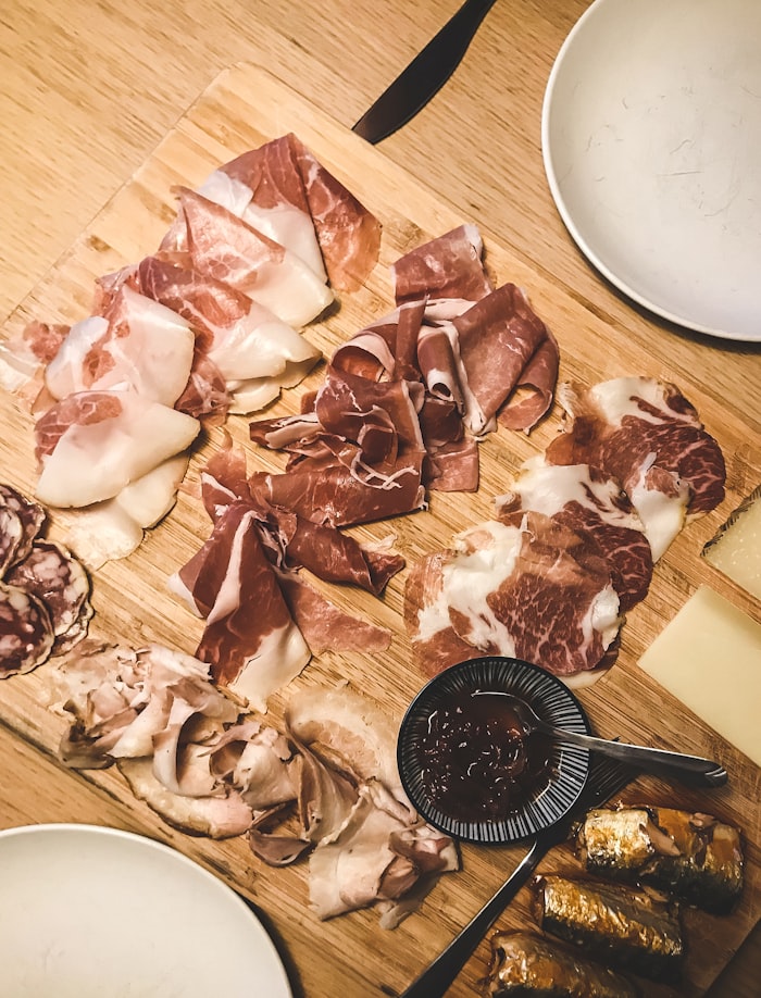 Viande séchée tranchée fin sur une planche en bois
