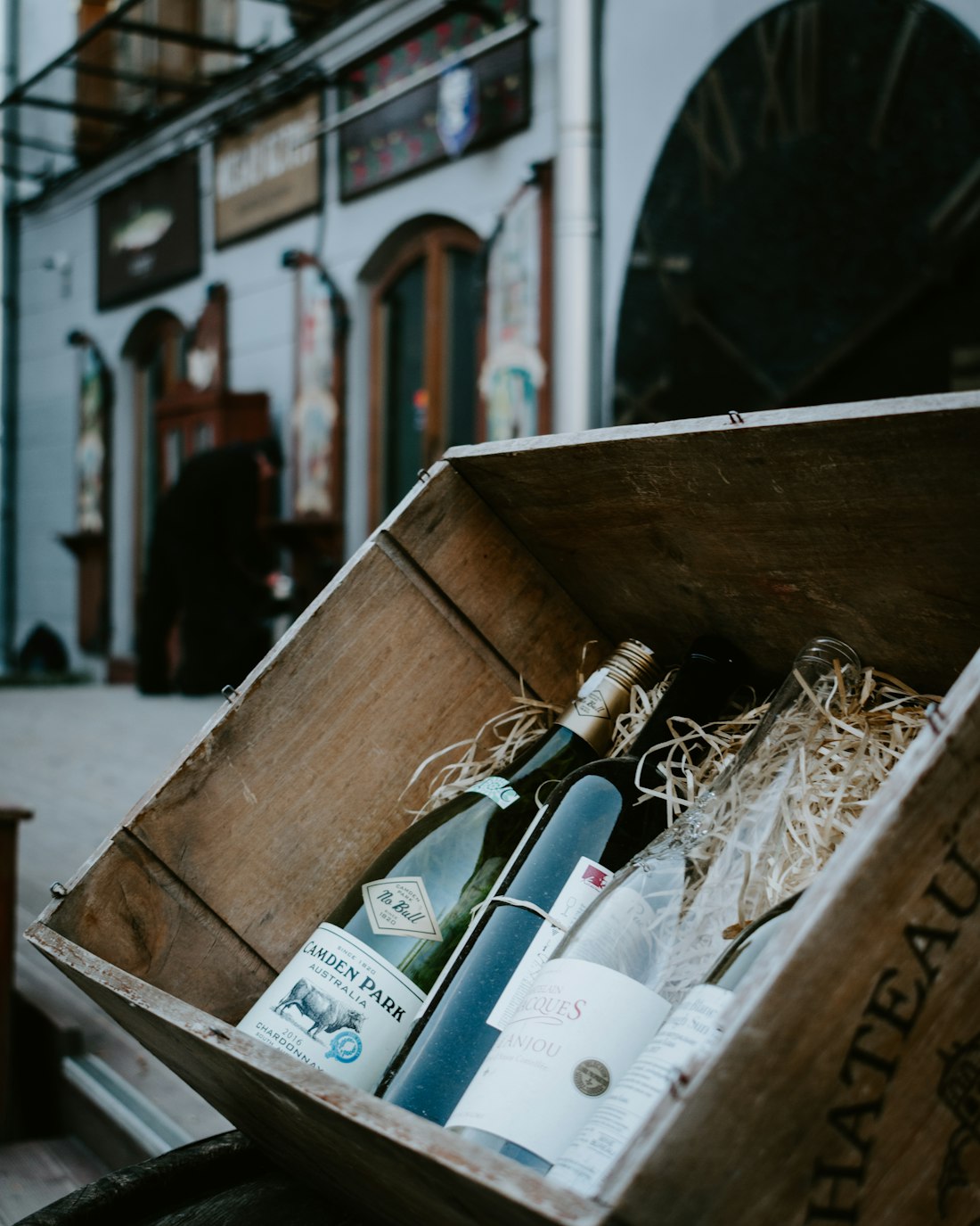 Bouteilles de vin dans une caisse en bois