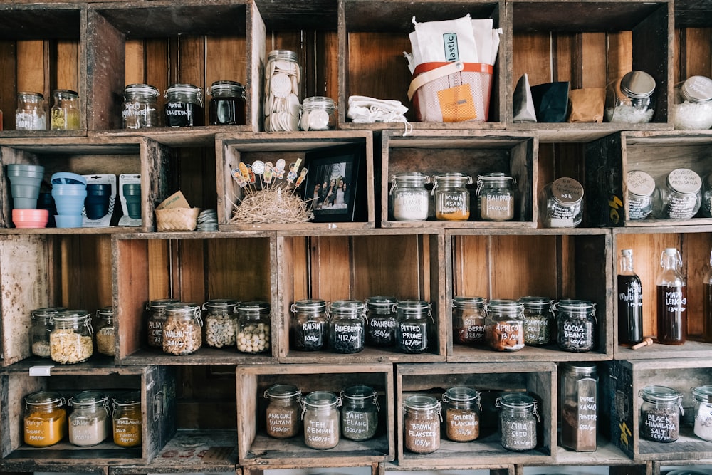 Étagère de bocaux et de produits artisanaux (visuel provisoire)