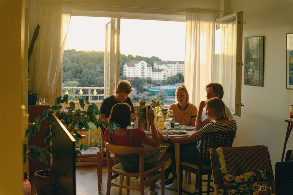 Tablée conviviale lors d'une soirée raclette