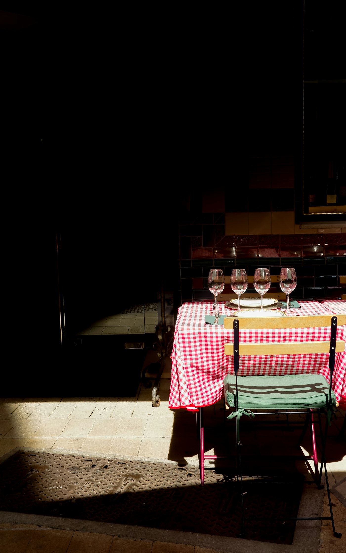 Table dressée dehors avec verres de vin